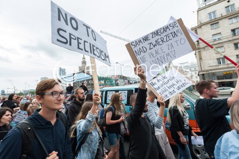  25.08.2018 WARSZAWA<br />MARSZ NA RZECZ PRAW ZWIERZAT<br />N/Z UCZESTNICY WYDARZENIA Z TRANSPARENTAMI I FLAGAMI<br /> 