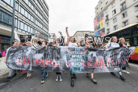 25.08.2018 WARSZAWA<br />MARSZ NA RZECZ PRAW ZWIERZAT<br />N/Z UCZESTNICY WYDARZENIA Z TRANSPARENTAMI I FLAGAMI<br /> 