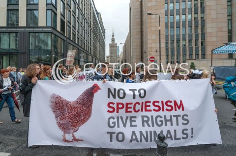  25.08.2018 WARSZAWA<br />MARSZ NA RZECZ PRAW ZWIERZAT<br />N/Z UCZESTNICY WYDARZENIA Z TRANSPARENTAMI I FLAGAMI<br /> 
