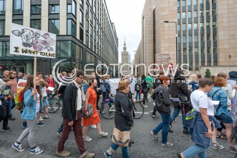  25.08.2018 WARSZAWA<br />MARSZ NA RZECZ PRAW ZWIERZAT<br />N/Z UCZESTNICY WYDARZENIA Z TRANSPARENTAMI I FLAGAMI<br /> 