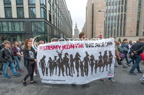  25.08.2018 WARSZAWA<br />MARSZ NA RZECZ PRAW ZWIERZAT<br />N/Z UCZESTNICY WYDARZENIA Z TRANSPARENTAMI I FLAGAMI<br /> 