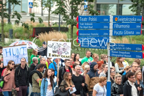  25.08.2018 WARSZAWA<br />MARSZ NA RZECZ PRAW ZWIERZAT<br />N/Z UCZESTNICY WYDARZENIA Z TRANSPARENTAMI I FLAGAMI<br /> 