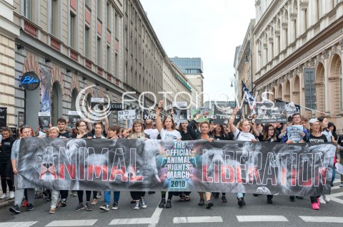  25.08.2018 WARSZAWA<br />MARSZ NA RZECZ PRAW ZWIERZAT<br />N/Z UCZESTNICY WYDARZENIA Z TRANSPARENTAMI I FLAGAMI<br /> 