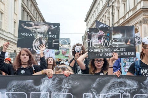  25.08.2018 WARSZAWA<br />MARSZ NA RZECZ PRAW ZWIERZAT<br />N/Z UCZESTNICY WYDARZENIA Z TRANSPARENTAMI I FLAGAMI<br /> 