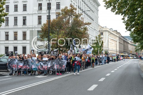  25.08.2018 WARSZAWA<br />MARSZ NA RZECZ PRAW ZWIERZAT<br />N/Z UCZESTNICY WYDARZENIA Z TRANSPARENTAMI I FLAGAMI<br /> 