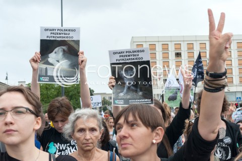  25.08.2018 WARSZAWA<br />MARSZ NA RZECZ PRAW ZWIERZAT<br />N/Z UCZESTNICY WYDARZENIA Z TRANSPARENTAMI I FLAGAMI<br /> 