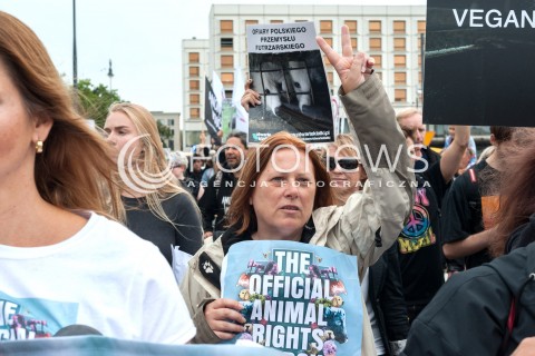  25.08.2018 WARSZAWA<br />MARSZ NA RZECZ PRAW ZWIERZAT<br />N/Z UCZESTNICY WYDARZENIA Z TRANSPARENTAMI I FLAGAMI<br /> 