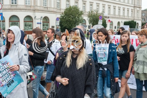  25.08.2018 WARSZAWA<br />MARSZ NA RZECZ PRAW ZWIERZAT<br />N/Z UCZESTNICY WYDARZENIA Z TRANSPARENTAMI I FLAGAMI<br /> 