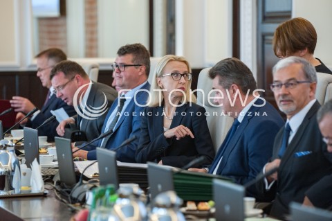  28.08.2018 WARSZAWA<br />KANCELARIA PREZESA RADY MINISTROW<br />POSIEDZENIE RADY MINISTROW<br />N/Z TERESA CZERWINSKA MACIEJ WASIK JERZY KWIECINSKI<br /> 