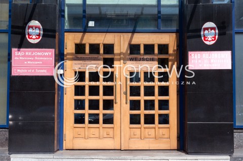  30.08.2018 WARSZAWA SAD<br />OGLOSZENIE WYROKU W PROCESIE WLADYSLAWA FRASYNIUKA<br />N/Z SAD REJONOWY DLA M ST WARSZAWY WARSZAWA SRODMIESCIE WEJSCIE DRZWI DO BUDYNKU<br /> 