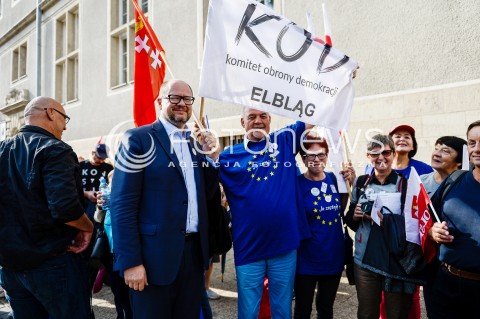  31.08.2018 GDANSK<br />WIEC KOMITETU OBRONY DEMOKRACJI PODCZAS OBCHODOW ROCZNICY SIERPNIA 80 W GDANSKU<br />N/Z PAWEL ADAMOWICZ Z CZLONKAMI KOMITETU OBRONY DEMOKRACJI<br /> 