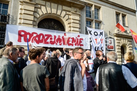  31.08.2018 GDANSK<br />WIEC KOMITETU OBRONY DEMOKRACJI PODCZAS OBCHODOW ROCZNICY SIERPNIA 80 W GDANSKU<br />N/Z TRANSPARENT POROZUMIENIE ORAZ KONSTYTUCJA WYWIESZONY PRZED GMACHEM SADU OKREGOWEGO W GDANSKU<br /> 