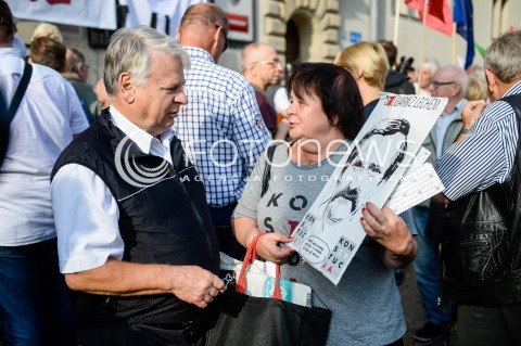  31.08.2018 GDANSK<br />WIEC KOMITETU OBRONY DEMOKRACJI PODCZAS OBCHODOW ROCZNICY SIERPNIA 80 W GDANSKU<br />N/Z BOGDAN BORUSEWICZ ROZMAWIA Z KOBIETA TRZYMAJACA W REKACH PORTRET LECHA WALESY<br /> 