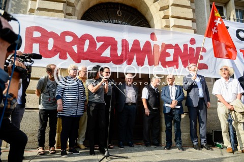  31.08.2018 GDANSK<br />WIEC KOMITETU OBRONY DEMOKRACJI PODCZAS OBCHODOW ROCZNICY SIERPNIA 80 W GDANSKU<br />N/Z HENRYKA KRZYWONOS ALEKSANDER HALL BOGDAN BORUSEWICZ PAWEL ADAMOWICZ POD TRANSPARENTEM POROZUMIENIE<br /> 