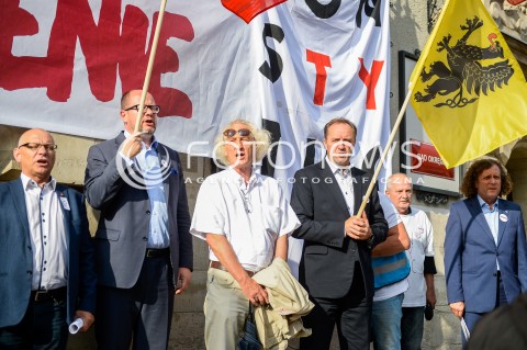  31.08.2018 GDANSK<br />WIEC KOMITETU OBRONY DEMOKRACJI PODCZAS OBCHODOW ROCZNICY SIERPNIA 80 W GDANSKU<br />N/Z PAWEL ADAMOWICZ MIECZYSLAW STRUK JACEK KARNOWSKI<br /> 