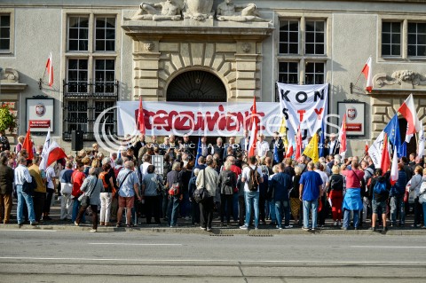  31.08.2018 GDANSK<br />WIEC KOMITETU OBRONY DEMOKRACJI PODCZAS OBCHODOW ROCZNICY SIERPNIA 80 W GDANSKU<br />N/Z CZLONKOWIE KOMITETU OBRONY DEMOKRACJI ZGROMADZENI PRZED GMACHEM SADU OKREGOWEGO W GDANSKU WYWIESILI TRANSPARENT POROZUMIENIE ORAZ KONSTYTUCJA<br /> 