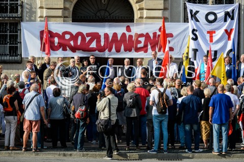  31.08.2018 GDANSK<br />WIEC KOMITETU OBRONY DEMOKRACJI PODCZAS OBCHODOW ROCZNICY SIERPNIA 80 W GDANSKU<br />N/Z CZLONKOWIE KOMITETU OBRONY DEMOKRACJI ZGROMADZENI PRZED GMACHEM SADU OKREGOWEGO W GDANSKU WYWIESILI TRANSPARENT POROZUMIENIE ORAZ KONSTYTUCJA RADOMIR SZUMELDA HENRYKA KRZYWONOS BOGDAN BORUSEWICZ PAWEL ADAMOWICZ MIECZYSLAW STRUK<br /> 