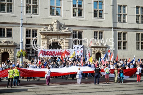  31.08.2018 GDANSK<br />WIEC KOMITETU OBRONY DEMOKRACJI PODCZAS OBCHODOW ROCZNICY SIERPNIA 80 W GDANSKU<br />N/Z CZLONKOWIE KOMITETU OBRONY DEMOKRACJI ZGROMADZENI PRZED GMACHEM SADU OKREGOWEGO W GDANSKU WYWIESILI TRANSPARENT POROZUMIENIE ORAZ KONSTYTUCJA<br /> 