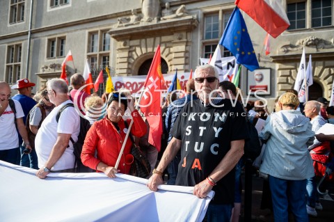  31.08.2018 GDANSK<br />WIEC KOMITETU OBRONY DEMOKRACJI PODCZAS OBCHODOW ROCZNICY SIERPNIA 80 W GDANSKU<br />N/Z MEZCZYZNA W KOSZULCE Z NAPISEM KONSTYTUCJA<br /> 