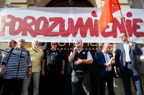  31.08.2018 GDANSK<br />WIEC KOMITETU OBRONY DEMOKRACJI PODCZAS OBCHODOW ROCZNICY SIERPNIA 80 W GDANSKU<br />N/Z BOGDAN BORUSEWICZ PRZEMAWIA DO ZGROMADZONYCH OBOK HENRYKA KRZYWONOS PAWEL ADAMOWICZ POD TRANSPARENTEM POROZUMIENIE<br /> 