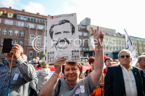  31.08.2018 GDANSK<br />WIEC KOMITETU OBRONY DEMOKRACJI PODCZAS OBCHODOW ROCZNICY SIERPNIA 80 W GDANSKU<br />N/Z KOBIETA TRZYMAJACA PLAKAT Z WIZERUNKIEM LECHA WALESY<br /> 