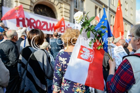  31.08.2018 GDANSK<br />WIEC KOMITETU OBRONY DEMOKRACJI PODCZAS OBCHODOW ROCZNICY SIERPNIA 80 W GDANSKU<br />N/Z KOBIETA TRZYMAJACA BIALA ROZE ORAZ FLAGE POLSKI I UNII EUROPEJSKIEJ PRZED SADEM OKREGOWYM W GDANSKU<br /> 