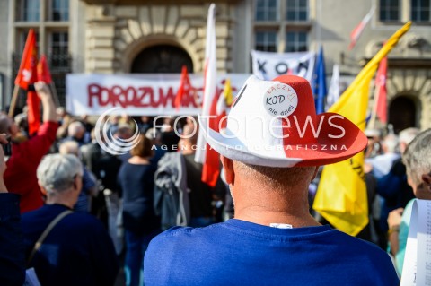  31.08.2018 GDANSK<br />WIEC KOMITETU OBRONY DEMOKRACJI PODCZAS OBCHODOW ROCZNICY SIERPNIA 80 W GDANSKU<br />N/Z MEZCZYZNA W KAPELUSZU Z NAPISEM KOD LACZY NIE DZIELI<br /> 