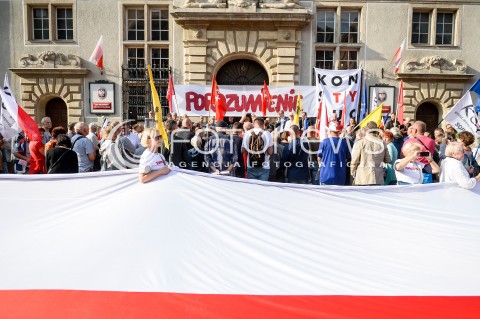  31.08.2018 GDANSK<br />WIEC KOMITETU OBRONY DEMOKRACJI PODCZAS OBCHODOW ROCZNICY SIERPNIA 80 W GDANSKU<br />N/Z CZLONKOWIE KOMITETU OBRONY DEMOKRACJI ZGROMADZENI PRZED GMACHEM SADU OKREGOWEGO W GDANSKU WYWIESILI TRANSPARENT POROZUMIENIE ORAZ KONSTYTUCJA<br /> 
