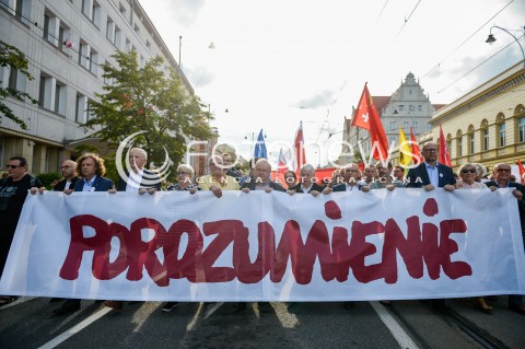  31.08.2018 GDANSK<br />WIEC KOMITETU OBRONY DEMOKRACJI PODCZAS OBCHODOW ROCZNICY SIERPNIA 80 W GDANSKU<br />N/Z JACEK KARNOWSKI HENRYKA KRZYWONOS ALEKSANDER HALL BOGDAN BORUSEWICZ PAWEL ADAMOWICZ Z TRANSPARENTEM POROZUMIENIE<br /> 