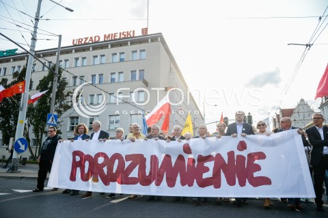  31.08.2018 GDANSK<br />WIEC KOMITETU OBRONY DEMOKRACJI PODCZAS OBCHODOW ROCZNICY SIERPNIA 80 W GDANSKU<br />N/Z JACEK KARNOWSKI HENRYKA KRZYWONOS ALEKSANDER HALL BOGDAN BORUSEWICZ PAWEL ADAMOWICZ Z TRANSPARENTEM POROZUMIENIE<br /> 
