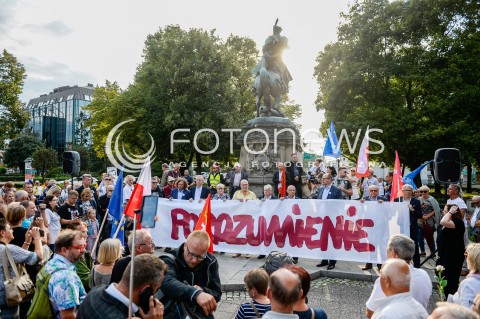  31.08.2018 GDANSK<br />WIEC KOMITETU OBRONY DEMOKRACJI PODCZAS OBCHODOW ROCZNICY SIERPNIA 80 W GDANSKU<br />N/Z JACEK KARNOWSKI HENRYKA KRZYWONOS ALEKSANDER HALL BOGDAN BORUSEWICZ PAWEL ADAMOWICZ Z TRANSPARENTEM POROZUMIENIE POD POMNIKIEM JANA III SOBIESKIEGO<br /> 