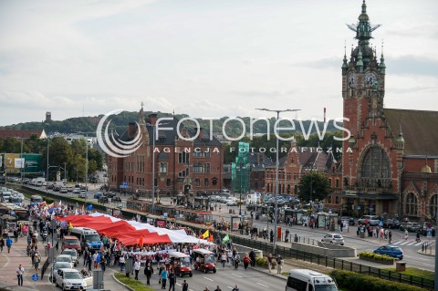  31.08.2018 GDANSK<br />WIEC KOMITETU OBRONY DEMOKRACJI PODCZAS OBCHODOW ROCZNICY SIERPNIA 80 W GDANSKU<br />N/Z FLAGA POLSKI NIESIONA PRZEZ MANIFESTUJACYCH<br /> 