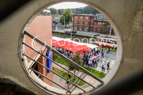  31.08.2018 GDANSK<br />WIEC KOMITETU OBRONY DEMOKRACJI PODCZAS OBCHODOW ROCZNICY SIERPNIA 80 W GDANSKU<br />N/Z FLAGA POLSKI NIESIONA PRZEZ MANIFESTUJACYCH<br /> 