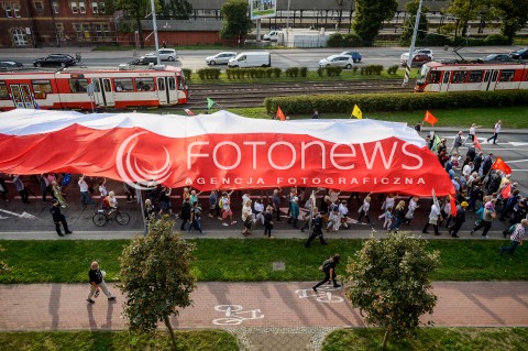  31.08.2018 GDANSK<br />WIEC KOMITETU OBRONY DEMOKRACJI PODCZAS OBCHODOW ROCZNICY SIERPNIA 80 W GDANSKU<br />N/Z FLAGA POLSKI NIESIONA PRZEZ MANIFESTUJACYCH<br /> 