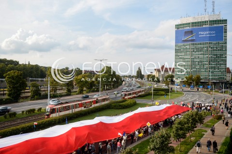  31.08.2018 GDANSK<br />WIEC KOMITETU OBRONY DEMOKRACJI PODCZAS OBCHODOW ROCZNICY SIERPNIA 80 W GDANSKU<br />N/Z FLAGA POLSKI NIESIONA PRZEZ MANIFESTUJACYCH<br /> 
