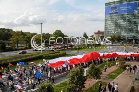  31.08.2018 GDANSK<br />WIEC KOMITETU OBRONY DEMOKRACJI PODCZAS OBCHODOW ROCZNICY SIERPNIA 80 W GDANSKU<br />N/Z FLAGA POLSKI NIESIONA PRZEZ MANIFESTUJACYCH<br /> 