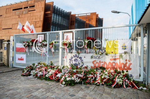  31.08.2018 GDANSK<br />WIEC KOMITETU OBRONY DEMOKRACJI PODCZAS OBCHODOW ROCZNICY SIERPNIA 80 W GDANSKU<br />N/Z BRAMA NR 2 STOCZNI GDANSKIEJ Z KWIATAMI ZLOZONYMI PODCZAS OBCHODOW SIERPNIA 80<br /> 