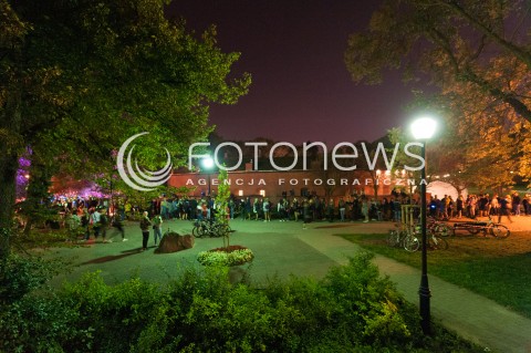  01.09.2018 WARSZAWA<br />DO POLSKI DOTARLA MODA NA SILENT DISCO <br />SILENT DISCO W PROCHOWNIA ZOLIBORZ W WARSZAWIE<br />N/Z UCZESTNICY WYDARZENIA DWUGODZINNA KOLEJKA NA WYDARZENIE<br /> 