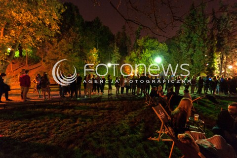  01.09.2018 WARSZAWA<br />DO POLSKI DOTARLA MODA NA SILENT DISCO <br />SILENT DISCO W PROCHOWNIA ZOLIBORZ W WARSZAWIE<br />N/Z UCZESTNICY WYDARZENIA DWUGODZINNA KOLEJKA NA WYDARZENIE<br /> 