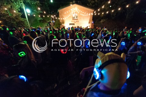  01.09.2018 WARSZAWA<br />DO POLSKI DOTARLA MODA NA SILENT DISCO <br />SILENT DISCO W PROCHOWNIA ZOLIBORZ W WARSZAWIE<br />N/Z UCZESTNICY WYDARZENIA<br /> 