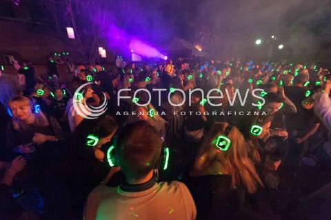  01.09.2018 WARSZAWA<br />DO POLSKI DOTARLA MODA NA SILENT DISCO <br />SILENT DISCO W PROCHOWNIA ZOLIBORZ W WARSZAWIE<br />N/Z UCZESTNICY WYDARZENIA<br /> 