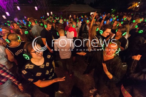  01.09.2018 WARSZAWA<br />DO POLSKI DOTARLA MODA NA SILENT DISCO <br />SILENT DISCO W PROCHOWNIA ZOLIBORZ W WARSZAWIE<br />N/Z UCZESTNICY WYDARZENIA<br /> 