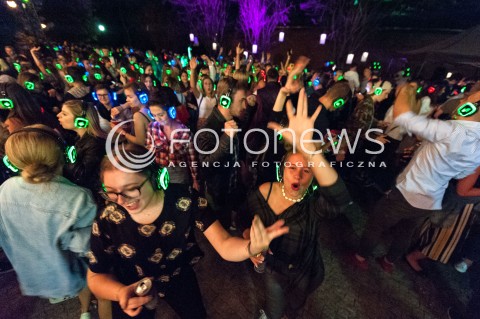 01.09.2018 WARSZAWA<br />DO POLSKI DOTARLA MODA NA SILENT DISCO <br />SILENT DISCO W PROCHOWNIA ZOLIBORZ W WARSZAWIE<br />N/Z UCZESTNICY WYDARZENIA<br /> 