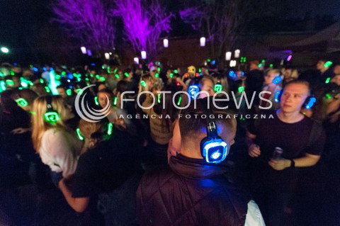  01.09.2018 WARSZAWA<br />DO POLSKI DOTARLA MODA NA SILENT DISCO <br />SILENT DISCO W PROCHOWNIA ZOLIBORZ W WARSZAWIE<br />N/Z UCZESTNICY WYDARZENIA<br /> 