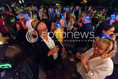  01.09.2018 WARSZAWA<br />DO POLSKI DOTARLA MODA NA SILENT DISCO <br />SILENT DISCO W PROCHOWNIA ZOLIBORZ W WARSZAWIE<br />N/Z UCZESTNICY WYDARZENIA<br /> 