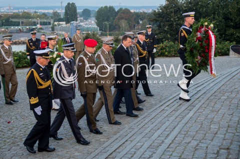  01.09.2018 GDANSK<br />79. ROCZNICA WYBUCHU II WOJNY SWIATOWEJ NA WESTERPLATTE<br />N/Z MARIUSZ BLASZCZAK Z DELEGACJA WOJSKA POLSKIEGO SKLADA KWIATY POD POMNIKIEM OBRONCOW WYBRZEZA WESTERPLATTE<br /> 