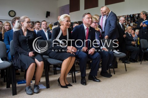  01.09.2018 GDYNIA<br />UROCZYSTOSC ROZPOCZECIA ROKU SZKOLNEGO 2018/2019 ORAZ 55-LECIE NADANIA III LO IMIENIA MARYNARKI WOJENNEJ XXV LAT MATURY MIEDZYNARODOWEJ W POLSCE Z UDZIALEM ANDRZEJA DUDY I AGATY KORNHAUSER DUDY<br />N/Z AGATA KORNHAUSER DUDA PREZYDENT RP ANDRZEJ DUDA<br /> 