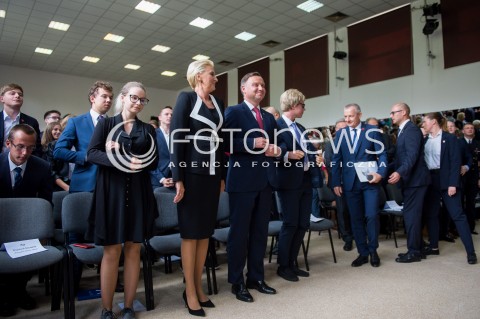  01.09.2018 GDYNIA<br />UROCZYSTOSC ROZPOCZECIA ROKU SZKOLNEGO 2018/2019 ORAZ 55-LECIE NADANIA III LO IMIENIA MARYNARKI WOJENNEJ XXV LAT MATURY MIEDZYNARODOWEJ W POLSCE Z UDZIALEM ANDRZEJA DUDY I AGATY KORNHAUSER DUDY<br />N/Z AGATA KORNHAUSER DUDA PREZYDENT RP ANDRZEJ DUDA<br /> 