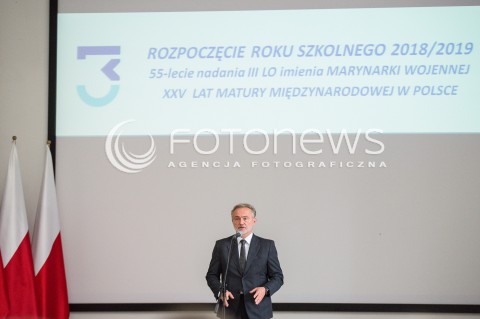  01.09.2018 GDYNIA<br />UROCZYSTOSC ROZPOCZECIA ROKU SZKOLNEGO 2018/2019 ORAZ 55-LECIE NADANIA III LO IMIENIA MARYNARKI WOJENNEJ XXV LAT MATURY MIEDZYNARODOWEJ W POLSCE Z UDZIALEM ANDRZEJA DUDY I AGATY KORNHAUSER DUDY<br />N/Z WOJCIECH SZCZUREK<br /> 