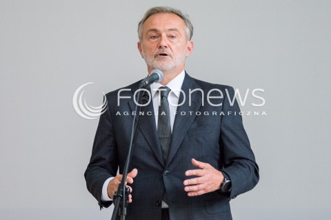  01.09.2018 GDYNIA<br />UROCZYSTOSC ROZPOCZECIA ROKU SZKOLNEGO 2018/2019 ORAZ 55-LECIE NADANIA III LO IMIENIA MARYNARKI WOJENNEJ XXV LAT MATURY MIEDZYNARODOWEJ W POLSCE Z UDZIALEM ANDRZEJA DUDY I AGATY KORNHAUSER DUDY<br />N/Z WOJCIECH SZCZUREK<br /> 